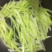 家常菜炒莴笋丝做法图解3)