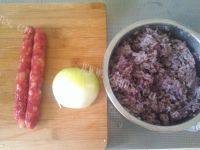 让人迷恋的洋葱腊肠紫米饭的做法图解一