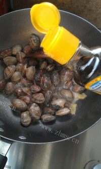 美味的炒花蛤做法图解7)