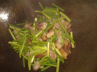 健康美食蒜苔炒肉做法图解5)