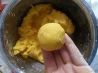 美味黑豆沙南瓜糯米饼做法图解5)