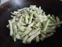 有营养丰富豆角炖粉条做法图解6)