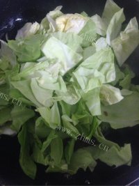 好吃的香菇炒甘蓝做法图解4)