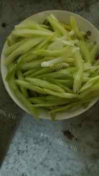 诱人的芹菜炒蛋做法图解2)