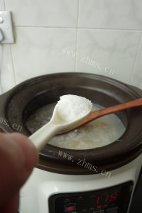 美味的花胶鲫鱼糯米粥做法图解5)