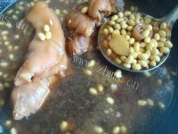 五味俱全的猪蹄炖黄豆的做法图解四