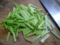 家常菜芹菜炒土豆做法图解3)