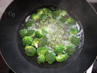 十分好吃之西兰花炒虾仁做法图解4)