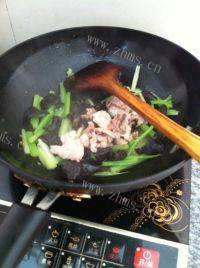 家常菜芹菜木耳炒肉片做法图解4)