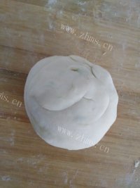 色味俱佳的葱油饼做法图解4)