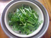 家常菜芹菜炒肉做法图解3)
