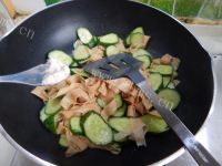家常菜黄瓜炒豆皮做法图解8)
