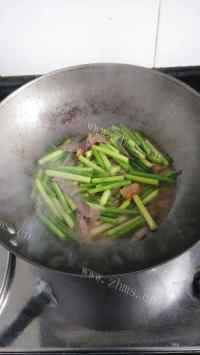 家常菜咸肉炒蒜苗做法图解5)