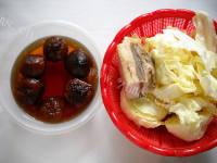美味的香菇圆白菜腊肉包子做法图解4)