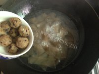 自制肉丸粉片青菜汤做法图解6)