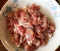 美味佳肴般的韭菜炒肉做法图解2)