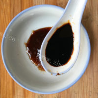 简单易学的美味电饭煲酱香五花肉做法图解7)
