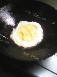 口感丰富的鸡蛋炒菠菜做法图解4)