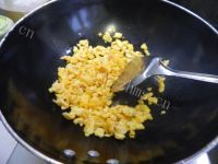 色香味俱全的蚕豆炒鸡蛋做法图解4)
