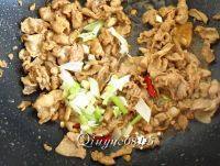 家常菜肉炒菜花做法图解6)