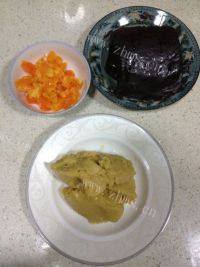自制豆沙蛋黄月饼做法图解3)