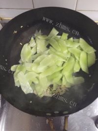 回味无穷的莴笋炒鸡蛋做法图解11)