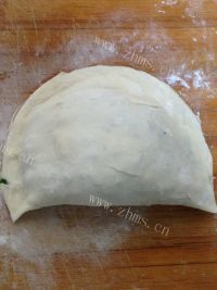 美味的韭菜盒子做法图解9)