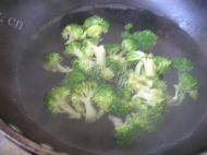 西兰花炒虾仁做法图解4)
