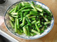 美美厨房之蒜苔炒肉做法图解6)
