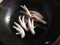 香菇虫草凤爪汤做法图解2)