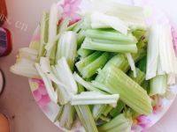 家常菜芹菜炒肉做法图解1)
