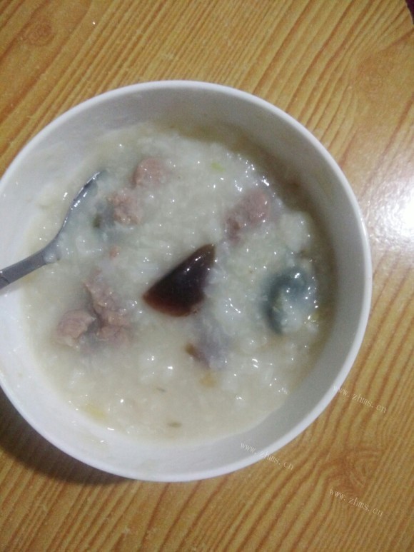 热腾腾的皮蛋瘦肉粥