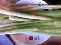 外婆教我做芹菜炒肉做法图解1)