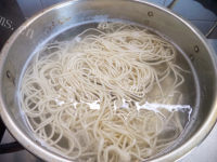 美味的红烧排骨面做法图解8)