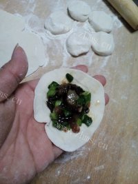 美味的韭菜虾仁水饺做法图解11)