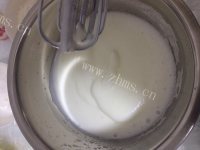 香喷喷的8寸戚风蛋糕做法图解4)