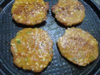 香喷喷辣味包心菜肉末煎饼做法图解9)