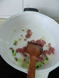 美味的橄榄肉末炒豆角做法图解5)
