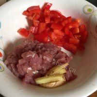 美味的红椒青豆肉末做法图解2)