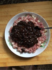 好吃的豆瓣酱蒸豆干瘦肉做法图解3)