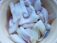 好吃的洋葱白菜炒鸡杂做法图解3)