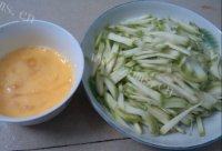「DIY美食」西葫芦炒鸡蛋做法图解2)