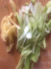 家常菜木耳炒芹菜做法图解3)