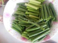 家常菜蒜薹炒肉做法图解1)