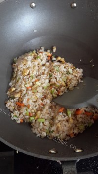 美味的葱花蛋炒饭做法图解5)