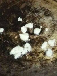 家常菜炒三丁做法图解4)