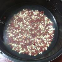 香喷喷的红豆薏米粥的做法图解一