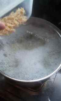 素食主义芹菜大米粥做法图解4)