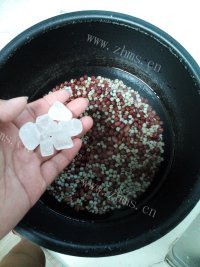 美味佳肴般的红豆薏米粥做法图解3)