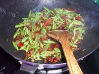 美美厨房之四季豆炒肉做法图解4)